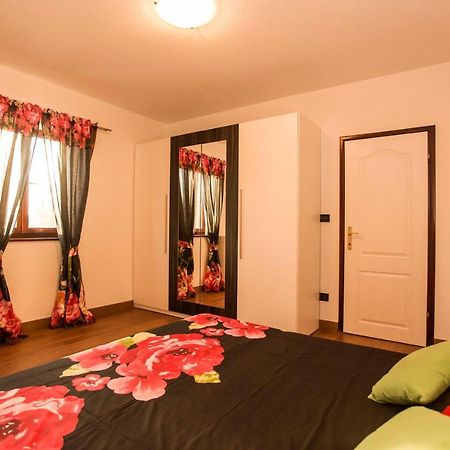 Holiday House Alex Ровінь Екстер'єр фото
