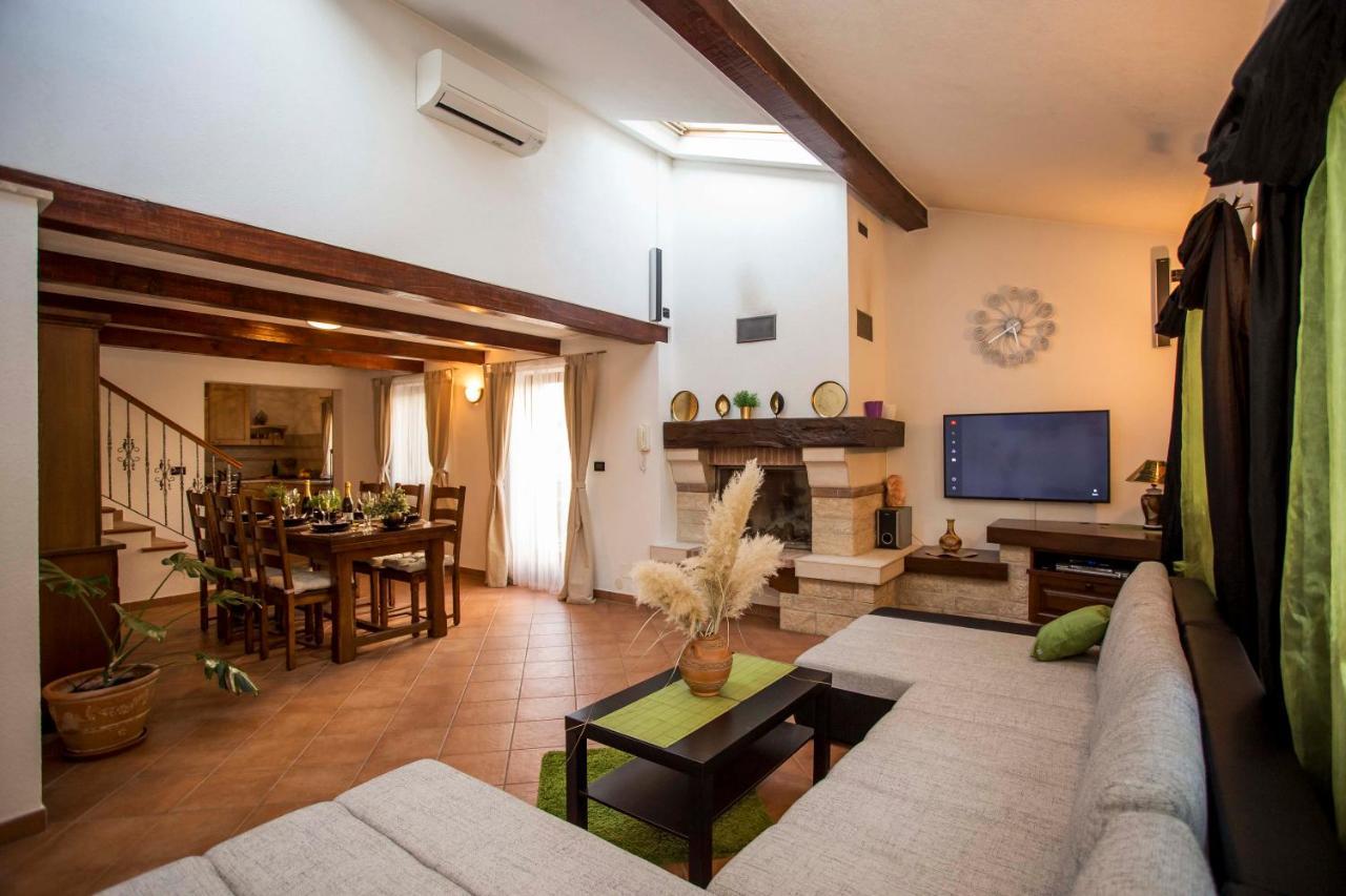 Holiday House Alex Ровінь Екстер'єр фото