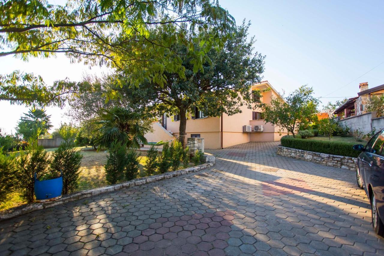 Holiday House Alex Ровінь Екстер'єр фото