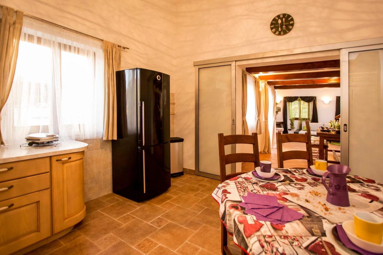 Holiday House Alex Ровінь Екстер'єр фото