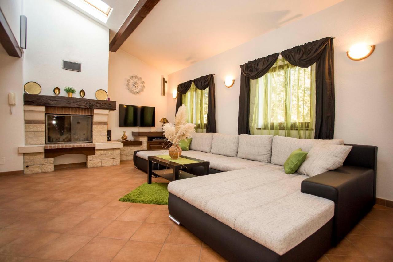 Holiday House Alex Ровінь Екстер'єр фото