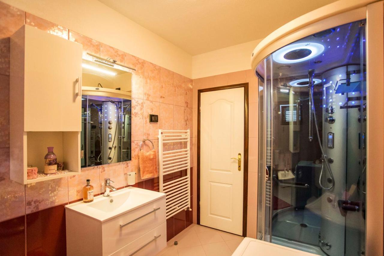 Holiday House Alex Ровінь Екстер'єр фото